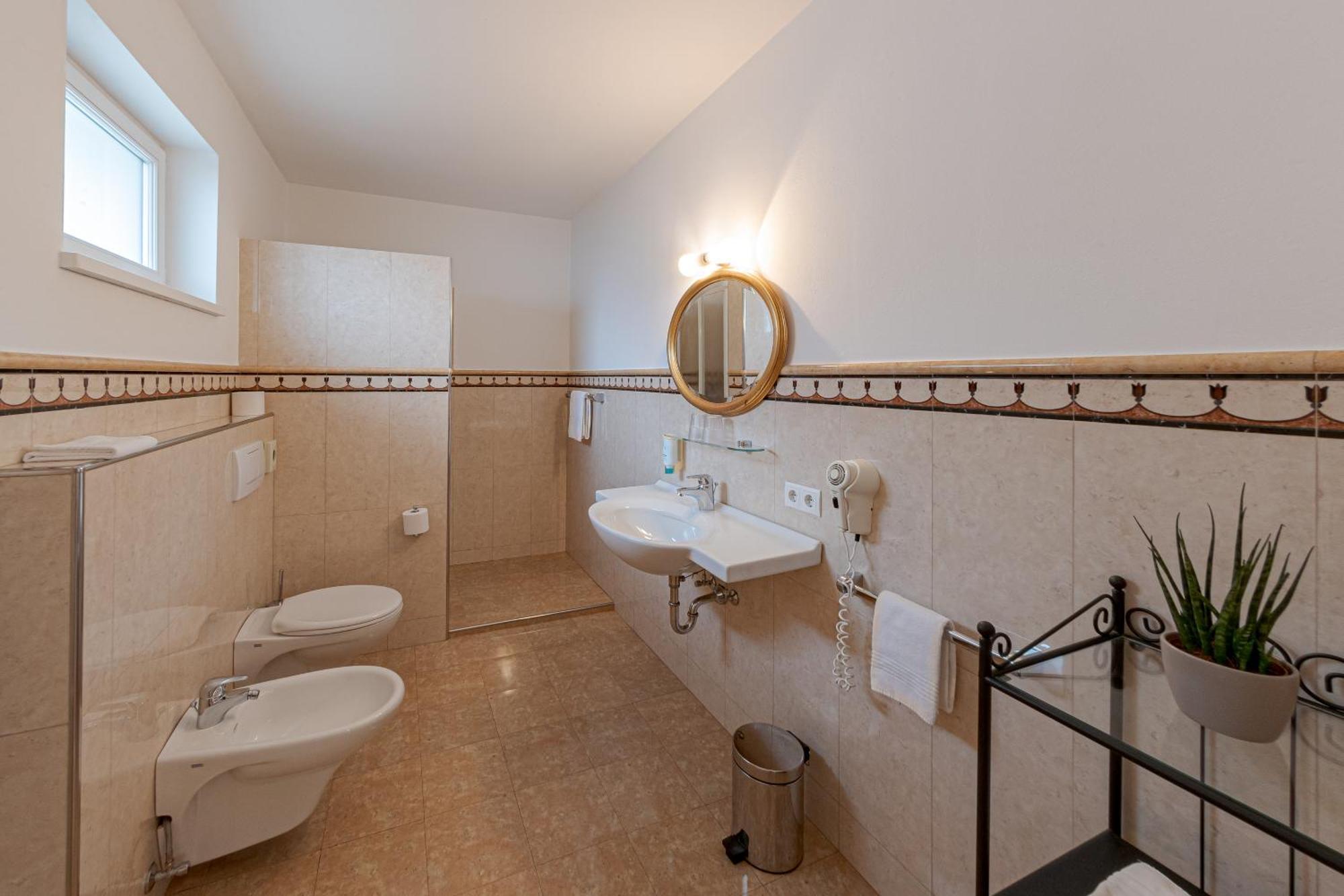 Hotel Teutschhaus Cortina Sulla Strada del Vino Quarto foto