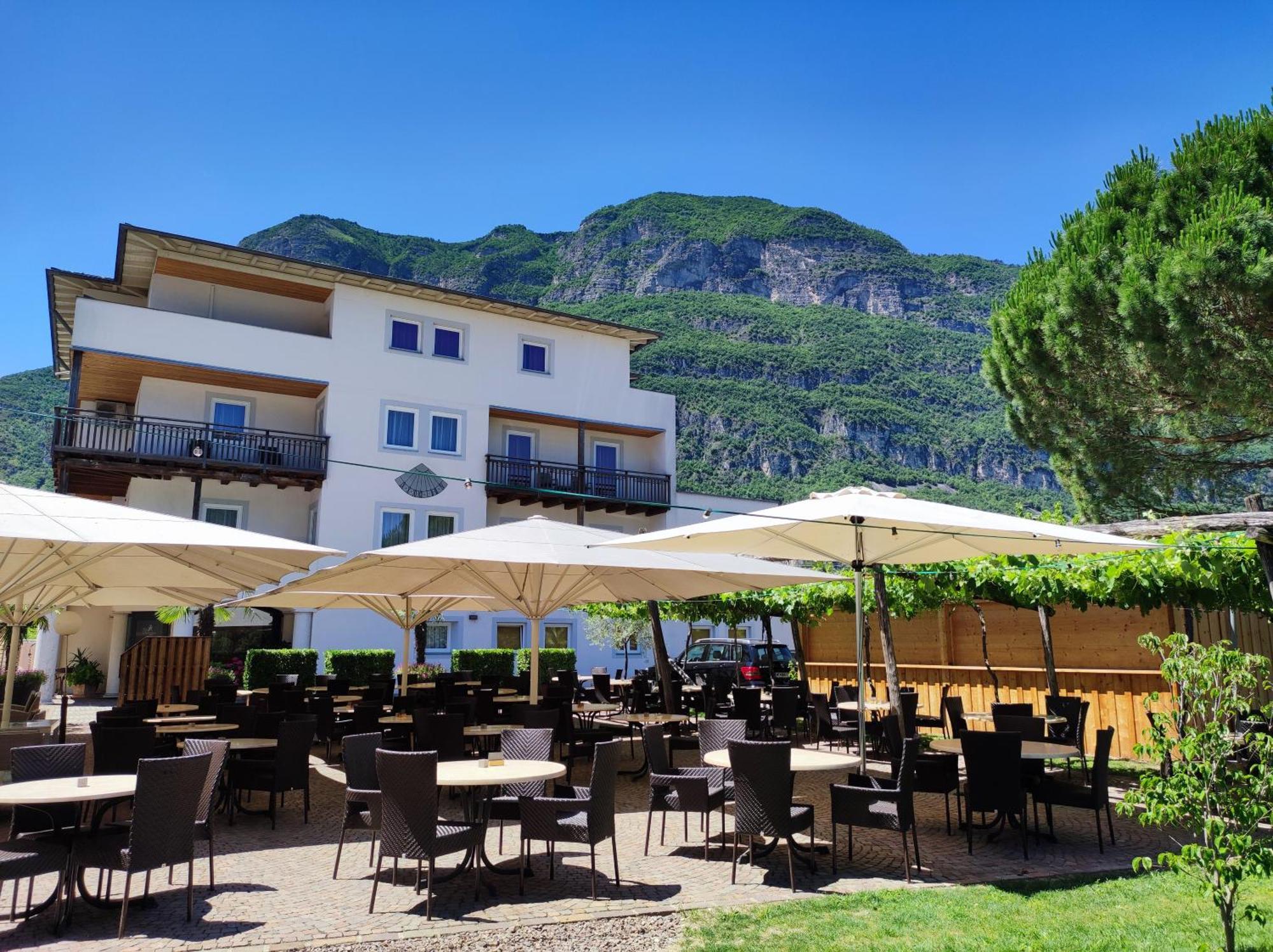 Hotel Teutschhaus Cortina Sulla Strada del Vino Exterior foto