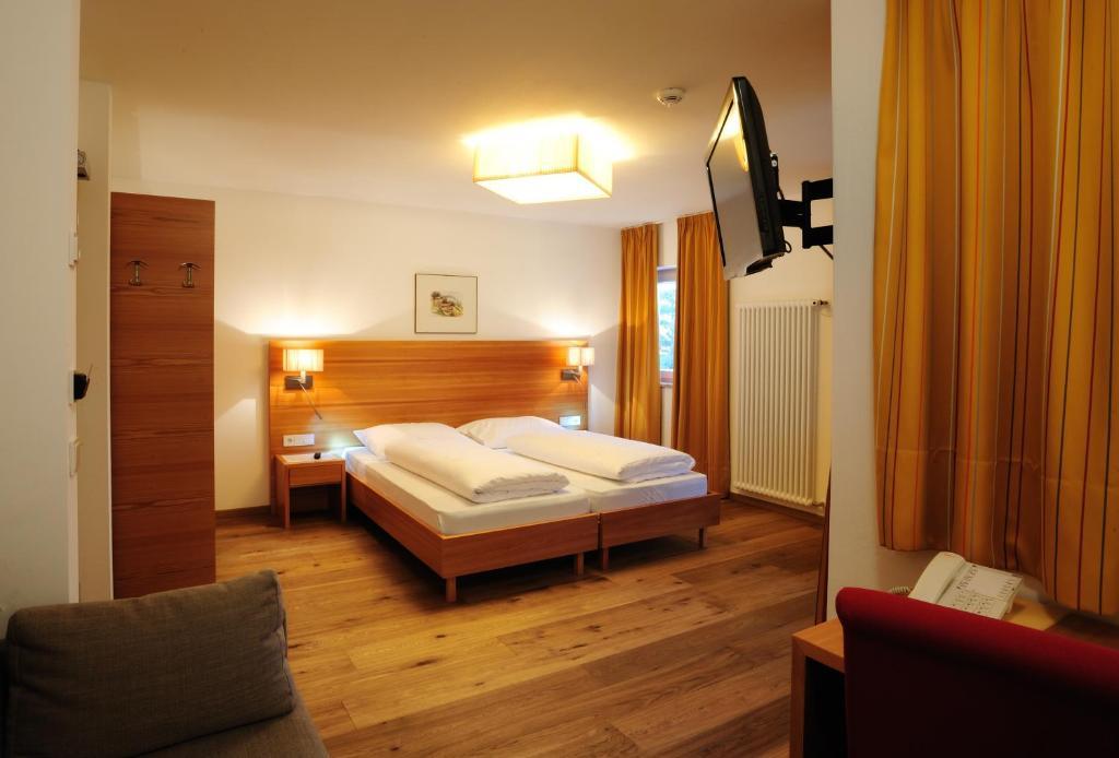 Hotel Teutschhaus Cortina Sulla Strada del Vino Quarto foto